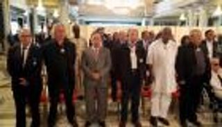 بالصور.. الرئيس التونسي يمنح ويكرم 14 فنانا عربيا