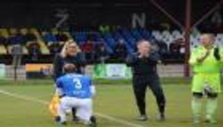 بالفيديو.. لاعب يعرض الزواج على مساعدة حكم في الملعب