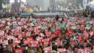 بالصور.. شوارع سيول "كاملة العدد" لرحيل رئيسة كوريا الجنوبية