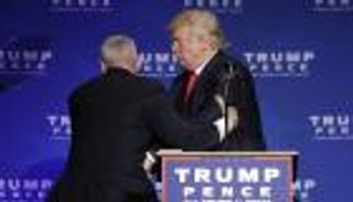 بالصور.. إبعاد ترامب من على منصة انتخابية بعد تهديد بوجود "سلاح"