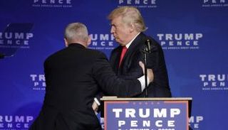 رجال الأمن يبعدون ترامب من على المنصة بعد تهديد من الحشد بوجود سلاح