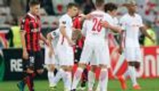 نيس يحتفظ بصدارة الدوري الفرنسي رغم الخسارة