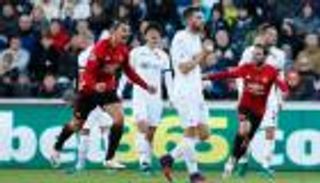 يونايتد يستعيد توازنه بثلاثية أمام سوانزي 