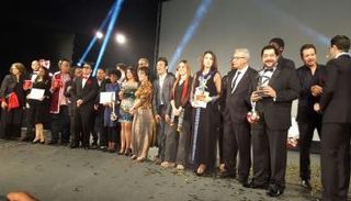 الفائزون بالجوائز في صورة جماعية