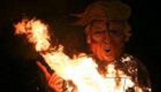 بالفيديو والصور.. حرق نسخة من ترامب في بريطانيا