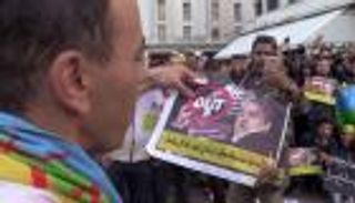 أمازيغيون يحرقون صور ابن كيران في احتجاجات بالدار البيضاء