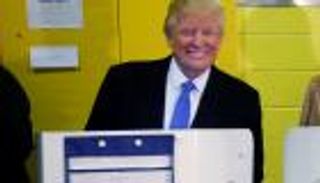 بالصور.. ترامب يصوت بين صيحات ترحيب واستهجان