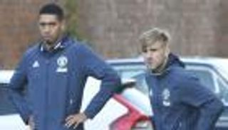 صحيفة إنجليزية تبرئ سمولينج وشو من اتهامات مورينيو