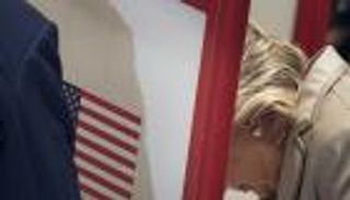 بالصور.. كلينتون بعد إدلائها بصوتها: مسرورة جدا 