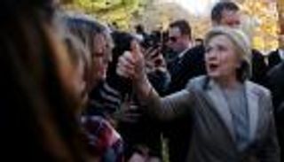 بالصور.. كلينتون بعد إدلائها بصوتها: سأبذل كل جهدي لأمريكا