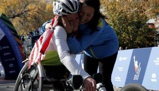 الأمريكية تاتيانا ماكفادن تتلقى قبلة بعد فوزها بماراثون نيويورك