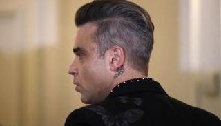 المغني البريطاني روبي وليامز يغادر بعد مؤتمر صحفي في فندق سافوي بوسط لندن