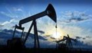 النفط يغلق مرتفعا مدعوما بتوقعات فوز كلينتون