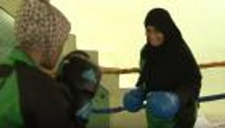 أم وابنتها تتحديان المجتمع الباكستاني بالملاكمة