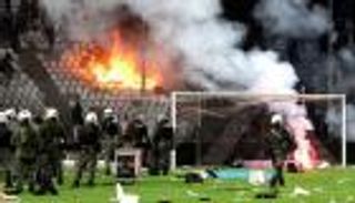 اليونان تجمد نشاط الكرة بسبب الشغب