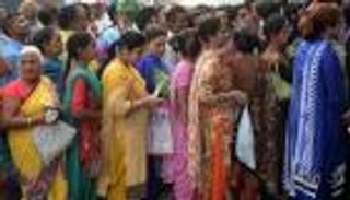 بالصور.. طوابير "المال الأسود" الأحدث في الهند