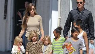 براد بيت وأنجلينا جولي مع الأطفال الستة