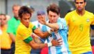 مدرب البرازيل: لا يمكن إيقاف ميسي ولا أيضا نيمار