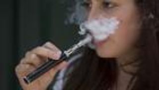 خبراء يحذرون: السجائر الإلكترونية مدخل للتدخين