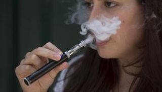السجائر الإلكترونية قد تكون مدخلا لتدخين المراهقين