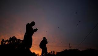 استخدام الهاتف المحمول وقت النوم يسبب أضرارا كثيرة