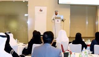 الدكتور علي راشد النعيمي متحدثا خلال ورشة العمل