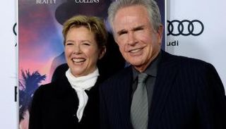 المنتج والمخرج وارين بيتي والممثلة آنيت بينينج يصلان لحضور العرض العالمي الأول لفيلم (رولز دونت آبلاي)