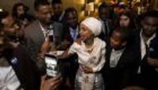 إلهان عمر .. أول مسلمة تفوز بمقعد في مجلس نواب "مينيسوتا" الأمريكية