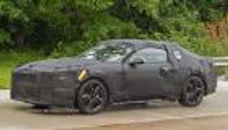 بالفيديو... كيف يخفي صانعو السيارات طرازاتهم الحديثة عند تجربتها؟