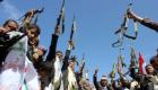 الحوثيون يقمعون تظاهرة لعسكريين وموظفين بصنعاء