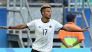 هداف الأوليمبياد يعيد كتابة التاريخ بأول هاتريك دولي