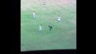 شاهد: نجم نيجيريا يستعرض مهارة "قوس قزح" أمام الجزائر