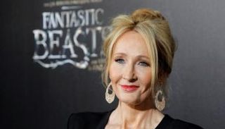 جيه كيه رولينج، مؤلفة فيلم (فانتاستيك بيتس) في العرض الأول للفيلم في نيويورك