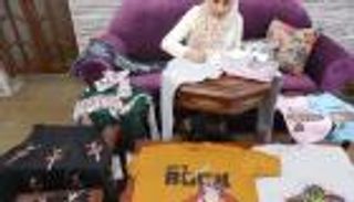 بالصور.. ريشة "نيفين" المصرية تنافس الطباعة على الملابس والأحذية
