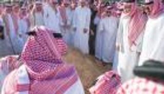 بالصور.. الملك سلمان يودع الأمير تركي إلى مثواه الأخير