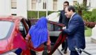 "فتاة البضائع".. السيسي يفتح لها باب السيارة