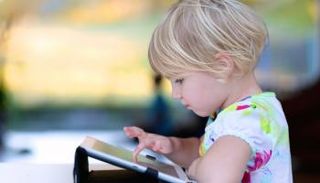 طفلة تتصفح الإنترنت مبكرا