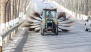 بالصور.. سيارة تكنس الشوارع بقوة 20 عامل نظافة