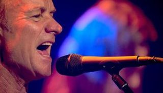 ستينج يصدح بالغناء