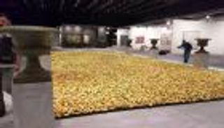 بالفيديو: جولة استباقية في "فن أبوظبي".. تراكيب فنية تؤكل وأحاديث مع كائن فضائي