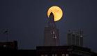 بالصور .. القمر "الخارق" يضيء الأرض لأول مرة منذ 68 عاما