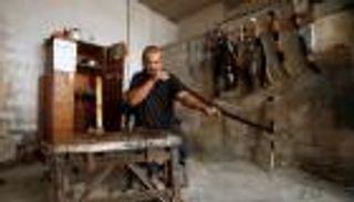 بالصور.. "سياف" غزة يمتهن "التراث" رغم قيود الاحتلال