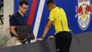 فان باستن: استخدام الفيديو سيجعل كرة القدم أكثر نزاهة