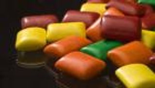 "العلكة".. أغرب وسيلة لشراء الأصوات في الانتخابات الكويتية