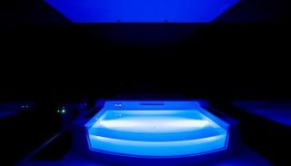 الحوض المستخدم في التعويم له مواصفات خاصة