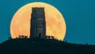 القمر العملاق.. سر التكوين