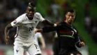 رونالدو وبوجبا يساعدان مدرسا فرنسيا لإثبات نظرية فيثاغورس