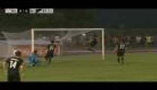 بالفيديو.. مدافع ينقذ مرماه بطريقة خيالية