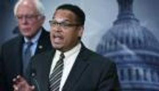 كيث إليسون.. أول مسلم بالكونجرس يسعى لرئاسة الحزب الديمقراطي