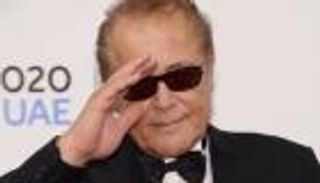 أسرة محمود عبدالعزيز تتلقى العزاء في الراحل 